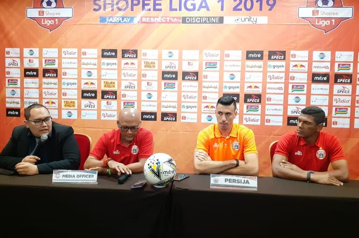 Caretaker pelatih dan pemain Persija Jakarta, Sudirman serta Alexandre Luiz Reame alias Xandao, di Bekasi, Minggu (22/9/2019).