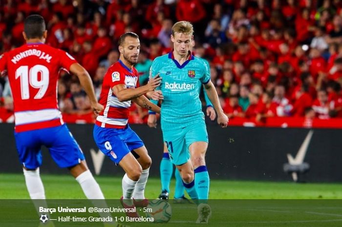 Aksi Frenkie de Jong dikepung dua pemain Granada pada pertandingan pekan kelima Barcelona di Liga Spanyol, Sabtu (21/9/2019).