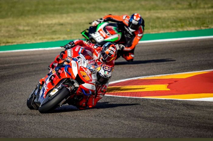 Momen saat Jack Miller (Pramac Racing) berada di depan Danilo Petrucci (Ducati) pada sesi latihan MotoGP Aragon 2019.