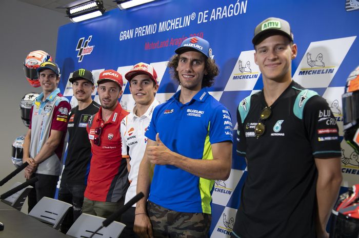 Para pembalap MotoGP berpose pada konferensi pers jelang MotoGP Aragon di Sirkuit Motorland Aragon, Kamis (19/9/2019).