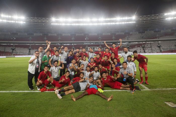 Para pemain dan staf pelatih timnas U-16 Indonesia berpose setelah partai penutup kualifikasi Piala Asia U-16 2020, 22 September 2019 melawan China.