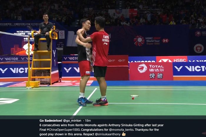 Momen keakraban Kento Momota (kiri) dan Anthony Sinisuka Ginting setelah pertandingan final China Open 2019 di Olympic Sports Center Gymnasium, Changzhou, China, 22 September 2019.