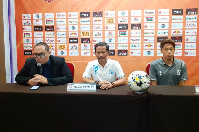 Pelatih dan pemain Barito Putera, Djadjang Nurdjaman serta Kosuke Yamazaki Uchida saat memberikan keterangan pers di Bekasi, Minggu (22/9/2019).