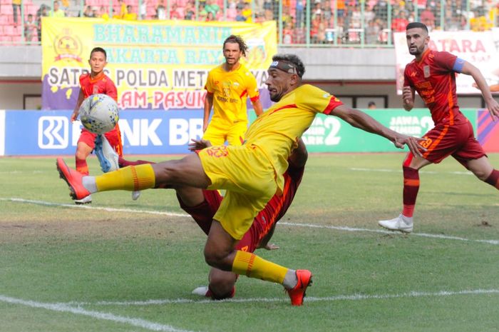 Aksi gelandang impor Bhayangkara FC, Bruno Matos saat timnya menjamu Borneo FC pada laga pekan ke-19 Liga 1 2019 di Stadion Patriot, Chandrabaga, Kota Bekasi, 22 September 2019.