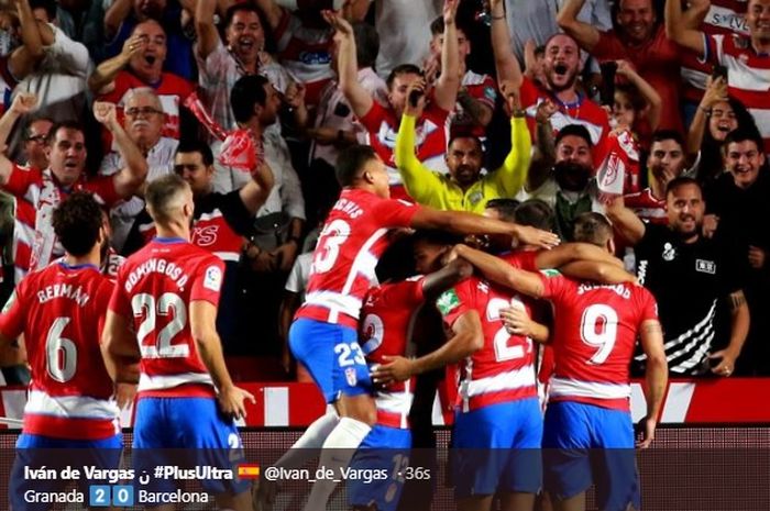 Para pemain Granada merayakan gol kedua yaang membawa mereka unggul 2-0 atas Barcelona pada pertandingan pekan kelima Liga Spanyol, Sabtu (21/9/2019).