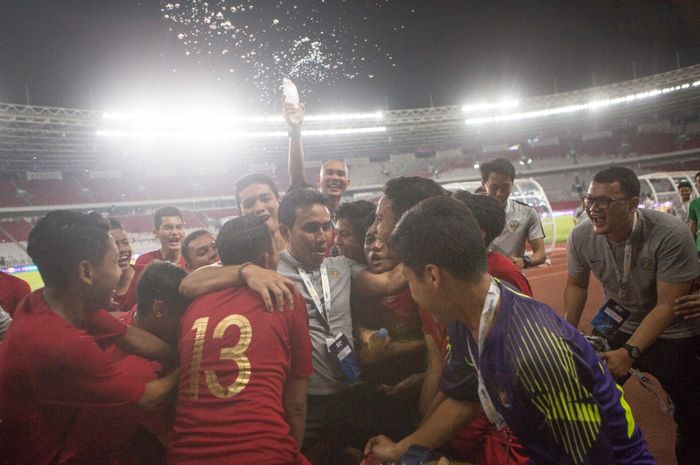 Pelatih timnas U-16 Indonesia, Bima Sakti, diangkat oleh para pemain seusai laga melawan China di Kualifikasi Piala Asia U-16 2020.