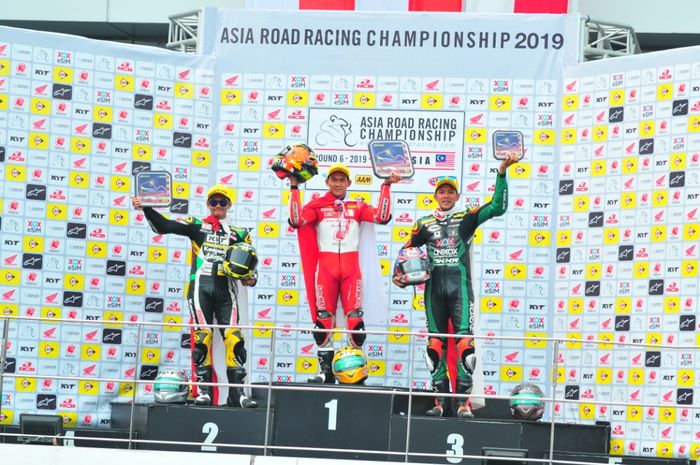 Pebalap binaan PT Astra Honda Motor (AHM) Awhin Sanjaya (tengah) berhasil meriah podium pertama pada balapan kedua ARRC 2019 seri keenam di Sepang International Circuit, Malaysia, Minggu (22/9/2019). 