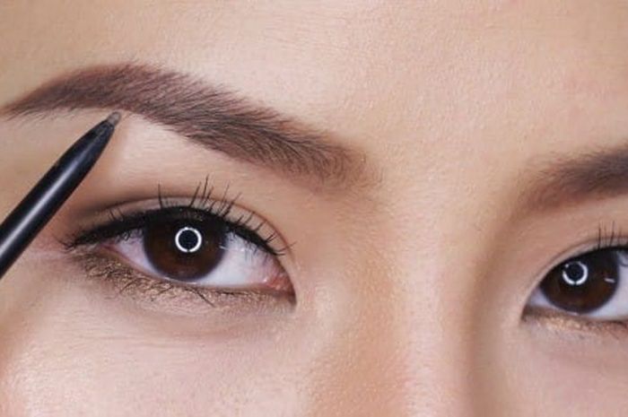 Simpel Banget, Intip Tips dan Trik Cara Bikin Alis yang Cocok Buat