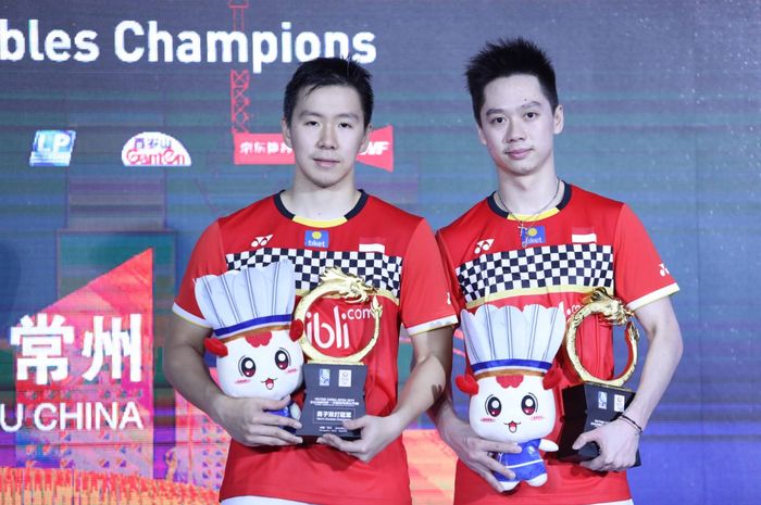 Pasangan ganda putra Indonesia, Marcus Fernaldi Gideon/Kevin Sanjaya Sukamuljo, berpose di atas podium kampiun China Open 2019.