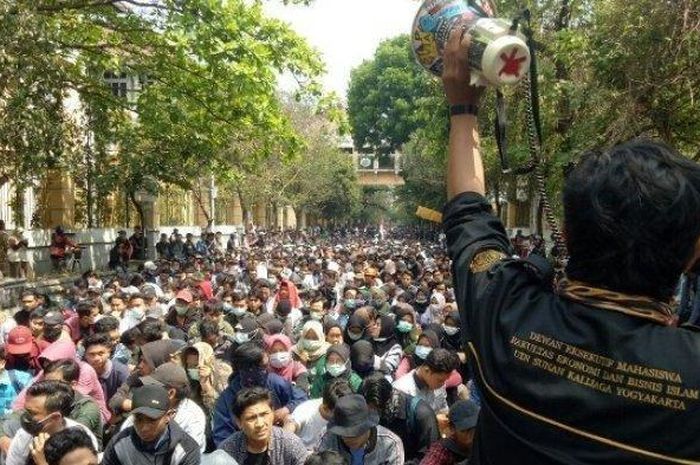Ribuan mahasiswa menggelar aksi demo bertajuk Gejayan Memanggil di sekitar kawasan kampus UIN Sunan Kalijaga Yogyakarta, Senin (23/9/2019) siang.
