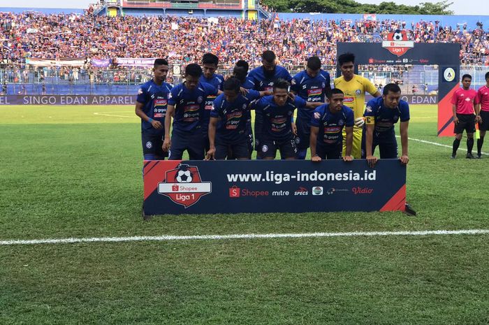Para pemain Arema FC berpose sebelum menjamu PSS Sleman pada pekan ke-20 Liga 1 2019 di Stadion Kanjuruhan, Kabupaten Malang, Selasa (24/9/2019) sore.