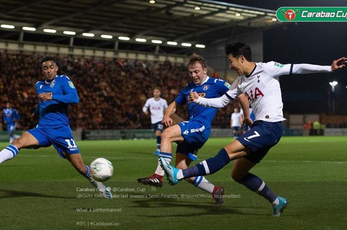Penyerang Tottenham Hotspur, Son Heung-min, beraksi dalam laga babak ketiga Piala Liga Inggris melawan Colchester United di Colchester Community Stadium, 24 September 2019.