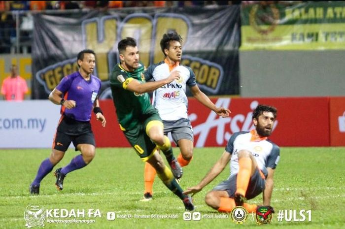 Aksi striker Kedah FA, Jonathan Bauman, saat menembak.