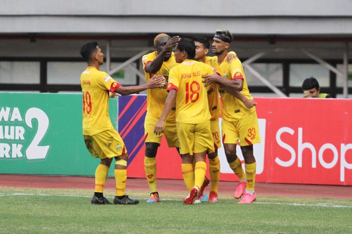 Pemain-pemain Bhayangkara FC merayakan gol yang dicetak Adam Alis ke gawang Borneo FC pada pekan ke-20 Liga 1 2019 di Stadion Patriot Chandrabhaga, Kota Bekasi, Minggu (22/9/2019).