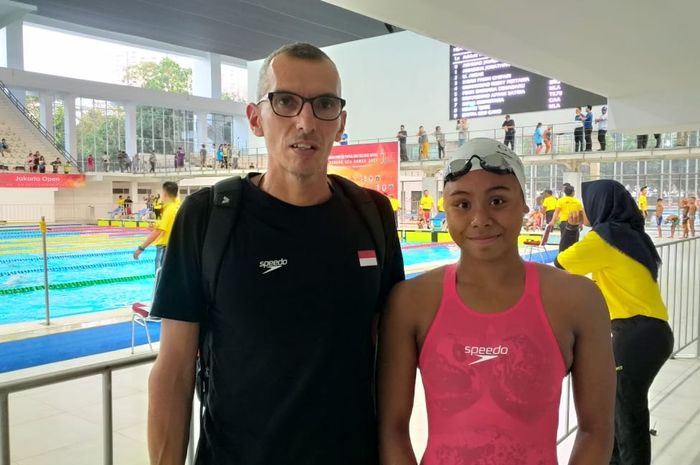 Perenang Indonesia, Azzahra Permatahani (kanan), dan pelatih tim renang Indonesia, David Armandoni, di sela Jakarta Open Swimming 2019 di Stadion Akuatik, Gelora Bung Karno, Senayan, Jakarta, Kamis (26/9/2019). 