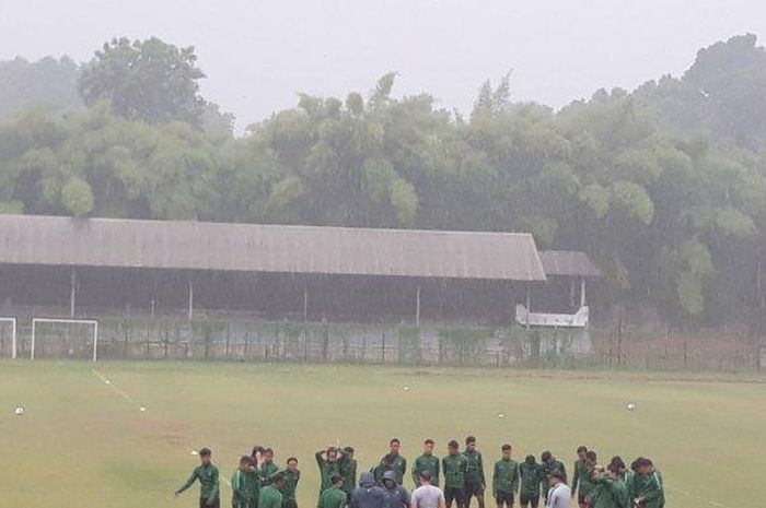 Latihan perdana timnas U-19 Indonesia U-19 diwarnai hujan deras di Stadion Pajajaran, Bogor, Jawa Barat, Kamis (26/9/2019) sore.