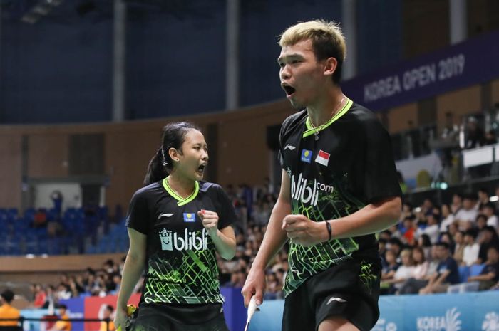 Pasangan ganda campuran Indonesia, Rinov Rivaldy/Pitha Haningtyas, bereaksi setelah memastikan diri ke semifinal Korea Open 2019 di Incheon Airport Skydome, Jumat (27/9/2019).