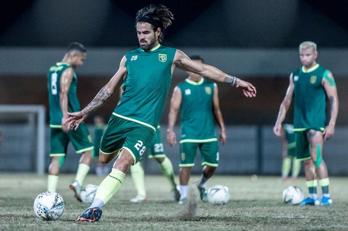 Rekrutan anyar Persebaya, gelandang Aryn Williams mengasah akurasi tendangan saat menjalani sesi official training di Stadion Demang Lehman, Martapura malam ini. Pemain asal Australia itu diharapkan menjadi motor Persebaya saat melawan PS Barito Putera besok malam. (Persebaya)