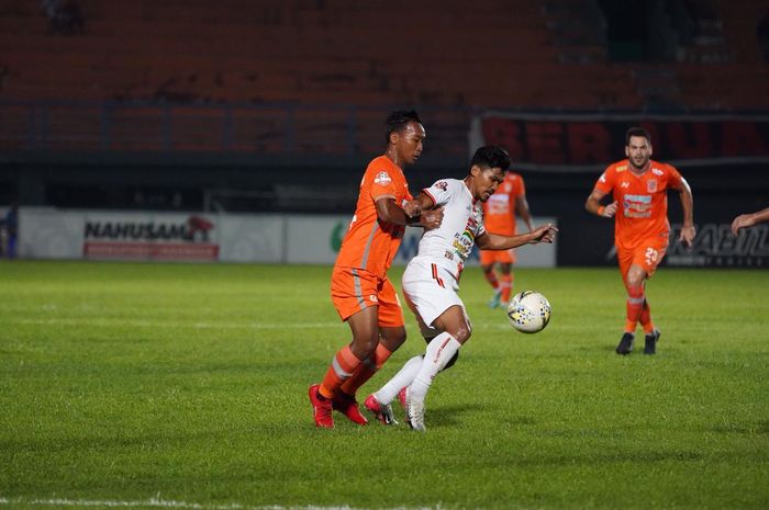Pemain Persija Jakarta, Heri Susanto (kanan) dijaga ketat pemain Borneo FC ,pekan ke-21 Liga 1 2019 di Stadion Segiri, Samarinda, Jumat (27/9/2019).