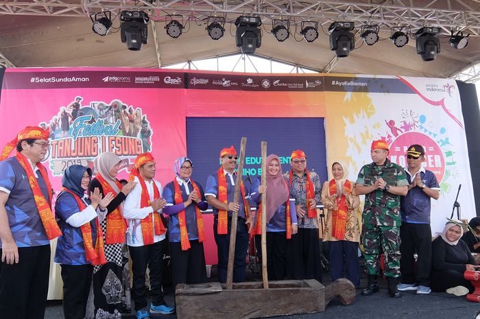 Menteri Pariwisata RI, Arief Yahya (tengah), meresmikan Festival Tanjung Lesung 2019 di Pandeglang, Banten, Jumat (27/9/2019).