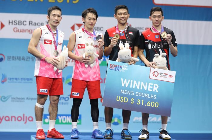 Dari kiri ke kanan, Takeshi Kamura/Keigo Sonoda (Jepang) dan Fajar Alfian/Muhammad Rian Ardianto berdiri di podium Korea Open 2019 di Incheon Airport Skydome, Minggu (29/9/2019).