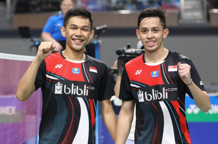 Pasangan ganda putra Indonesia, Fajar Alfian/Muhammad Rian Ardianto, berpose setelah memastikan gelar juara Korea Open 2019 di Incheon Airport Skydome, Minggu (29/9/2019).