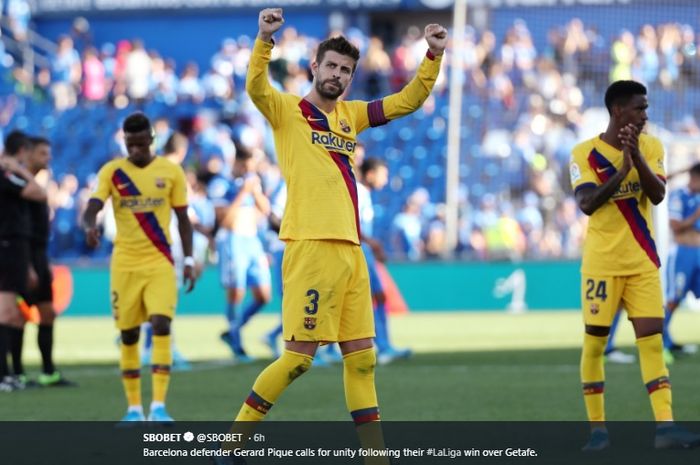 Tampak bek tengah senior Barcelona, Gerard Pique, memberikan salam kepada para pendukung klub seusai laga melawan Getafe, Sabtu (28/9/2019).