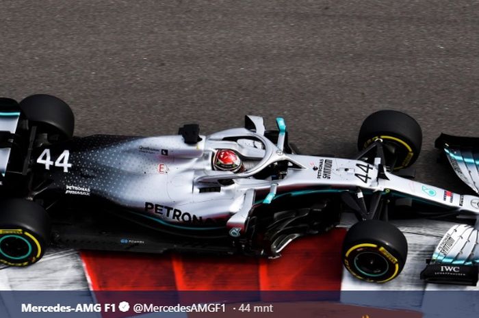 Pembalap Mercedes, Lewis Hamilton, saat balapan F1 GP Rusia di Sirkuit Sochi, Rusia, 29 September 2019.