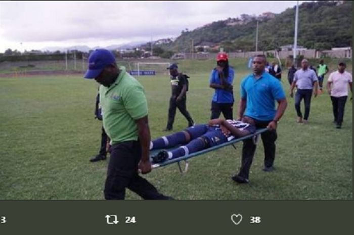 Pemain yang terkena sambaran petir di atas lapangan sepak bola dalam pertandingan dua sekolah di Jamaika.