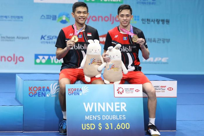 Pasangan ganda putra Indonesia, Fajar Alfian/Muhammad Rian Ardianto, berpose dengan medali setelah menjuarai Korea Open 2019 di Incheon Airport Skydome, Minggu (29/9/2019).