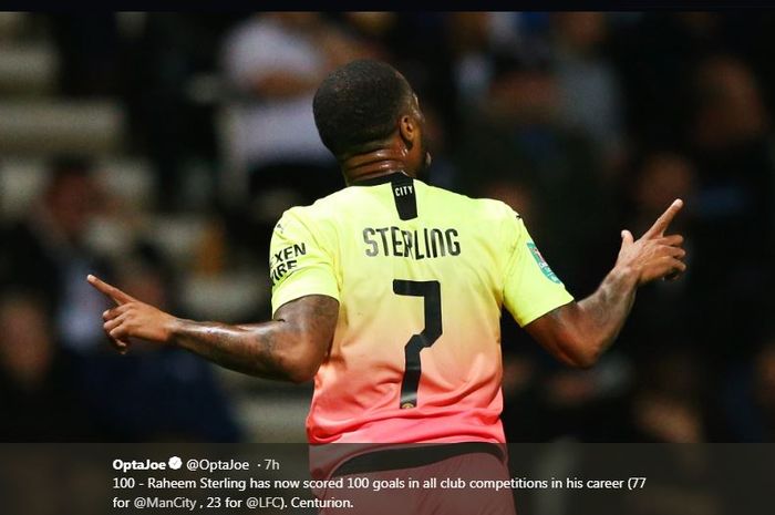 Raheem Sterling merayakan golnya untuk Manchester City.