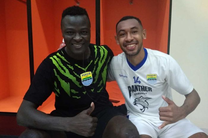 Kebersamaan striker asing, Ezechiel N'Douassel (kiri) bersama penyerang muda Persib, Julius Josel (kanan).