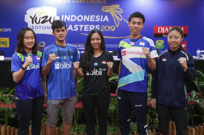 Potret kontestan YUZU Indonesia Masters yang hadir dalam konferensi pers di Malang, 30 September 2019. Dari kiri: Ruselli Hartawan, Firman Abdul Kholik, Della Destiara Haris, Kazumaza Sakai (Jepang),  Yeo Jia Min (Singapura).