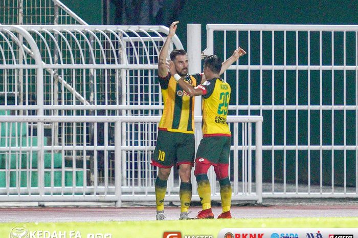 Striker Kedah FA, Jonathan Bauman (kiri) merayakan gol ke gawang PKNP FC  pada leg kedua perempat final Piala Malaysia 2019 di Stadion Darul Aman, Alor Star, 29 September 2019.