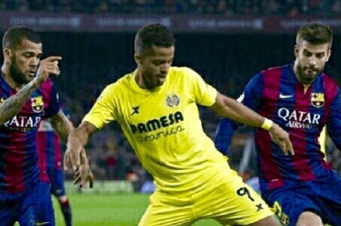 Mantan pemain Barcelona, Giovanni dos Santos (tengah) mendapat tekel brutal yang menyebabkan betisnya bolong.