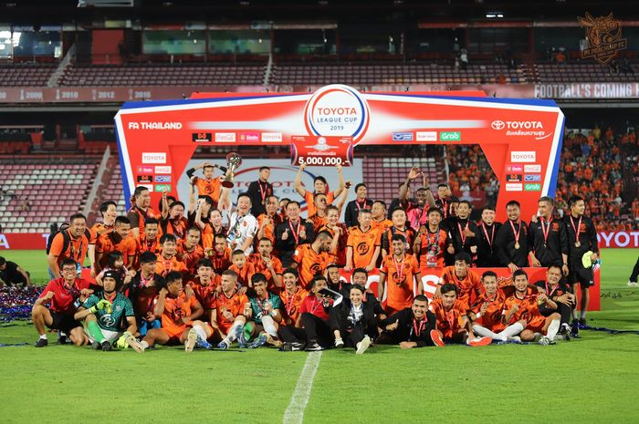 Suka cita para pemain, pelatih, dan ofisial Prachuap FC seusai mengalahkan Buriram United pada final Piala FA Thailand 2019 di Stadion SCG, 29 September 2019.