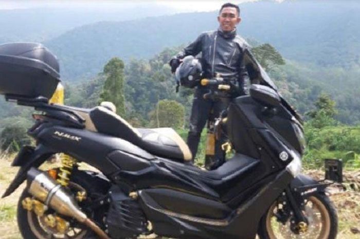 Rendi Irwan bersama motor maticnya menikmati liburan setelah laga Persebaya kontra Borneo FC ditunda.