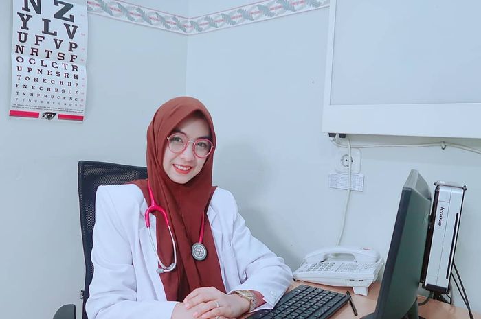 Sikap Kalemnya Bikin Adem, Dokter Cantik Ini Ternyata Punya Kakak dan