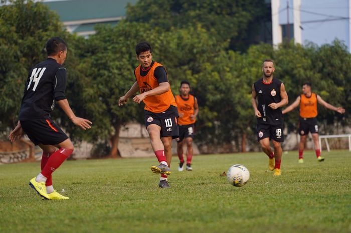 Syaffarizal Mursalin Agri alias Farri Agri Cs dalam latihan Persija Jakarta di Lapangan PSAU, Halim Perdanakusuma, Jakarta Timur, Selasa (1/10/2019).