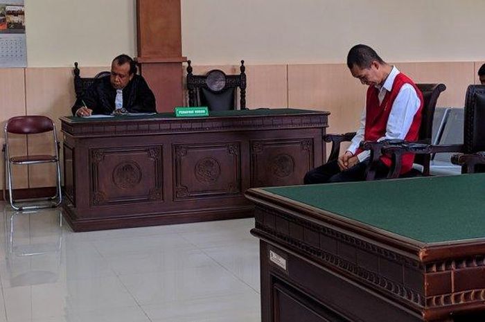 Deni (37) terdakwa kasus pembunuhan dan mutilasi di Banyumas hanya bisa tertunduk dan menangis di Pengadilan Negeri Banyumas, Selasa (1/10/2019).