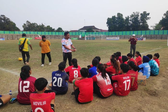 Pelatih PSS Sleman Putri, Yuyud Pujiarto memberikan penjelasan ke anak asuhnya dalam latihan di Stadion Tridadi, Kabupaten Sleman pada 1 Oktober 2019.