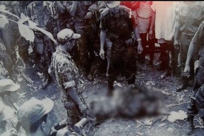 Ilustrasi Peristiwa G30S. Jasad Brigjen Soetojo Siswomiharjo sesaat setelah diangkat dari sumur di Lubang Buaya, 4 Oktober 1965.