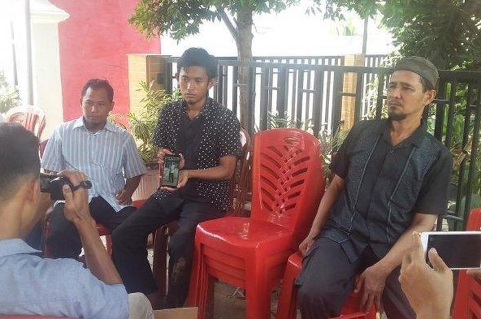 Ayah mahasiswa Unila yang tewas usai ikuti diksar pencinta alam, Denny Muhtadin (kanan), ungkap pesan terakhirnya untuk sang anak, Arga Trias Tahta.