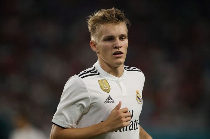 Pemain Real Madrid, Martin Odegaard diincar Arsenal sebagai pengganti Mesut Oezil. Akan tetapi, Martin Odegaard saat ini sedang menjalani masa peminjaman ke Real Sociedad. 