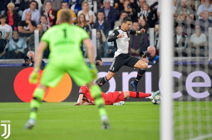 Megabintang Juventus, Cristiano Ronaldo (kanan), beraksi dalam laga Grup D Liga Champions melawan Bayer Leverkusen di Juventus Stadium, Selasa (1/10/2019).