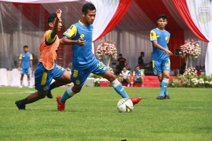 Wahyu Suboseto pada latihan Bhayangkara FC di atas rumput baru Stadion PTIK, Jakarta, Rabu (2/10/2019).