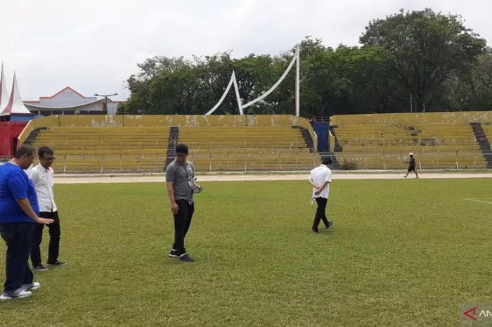 PT LIB memeriksa kondisi rumput di Stadion Haji Agus Salim yang menjadi kandang Semen Padang dalam Liga 1 2019