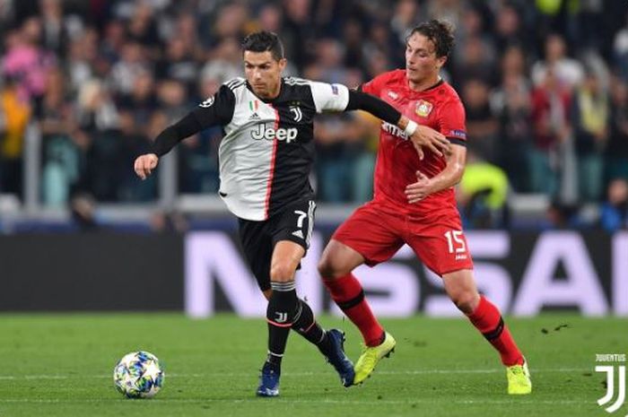 Megabintang Juventus, Cristiano Ronaldo (kiri), beraksi dalam laga Grup D Liga Champions melawan Bayer Leverkusen di Juventus Stadium, Selasa (1/10/2019).