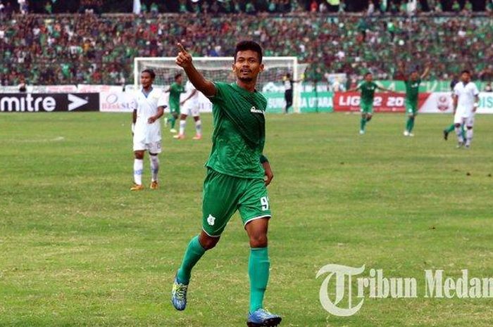 Selebrasi pemain PSMS Medan Ilham Fathoni setelah mencetak gol keduanya ke gawang Blitar Bandung United FC dalam lanjutan pertandingan Liga 2, di Stadion Teladan, Medan, Jumat (19/7/2019).