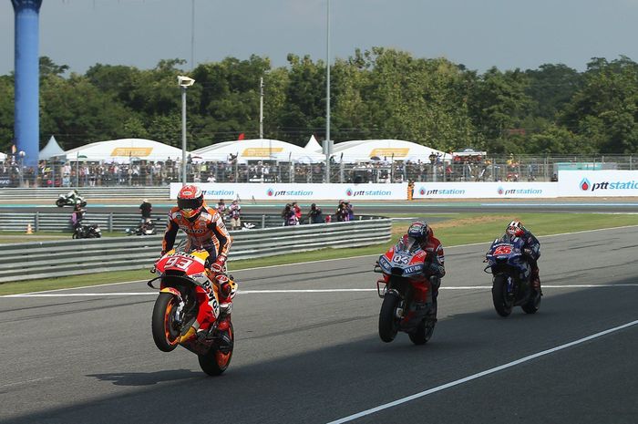 Rider Repsol Honda, Marc Marquez, melintasi garis finish di Sirkuit Buriram pada pagelaran MotoGP Thailand 2018.